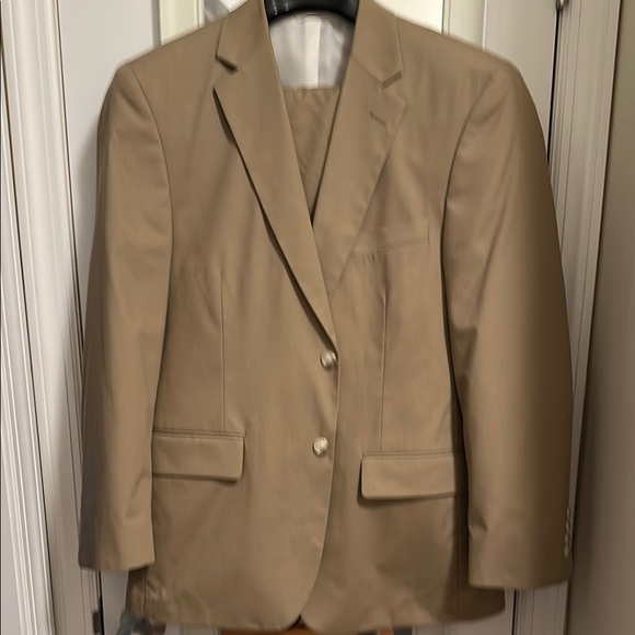 Classic Tan Single-Breasted Suit with Notched Lapel
